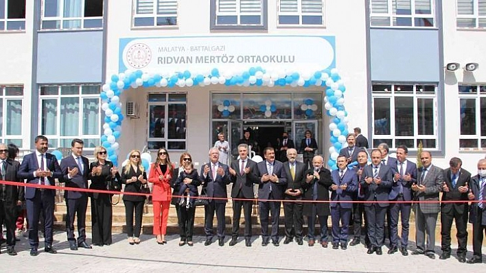 İşadamı Rıdvan Mertöz tarafından yapılan ortaokulun açılışı yapıldı