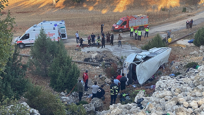 İşçi servisi şarampole devrildi: 4 ölü, 14 yaralı