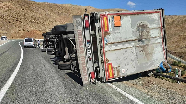 İzolasyon malzemesi yüklü tır devrildi