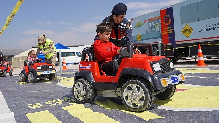 Jandarma'dan Depremzede Çocuklara Trafik Eğitimi