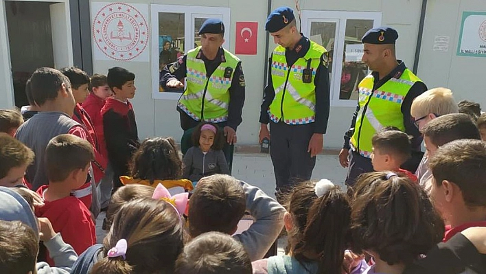 Jandarma'dan Depremzede Çocuklara Trafik Eğitimi