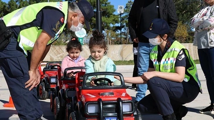 Jandarma ekipleri, çocuklara trafik eğitimi verdi