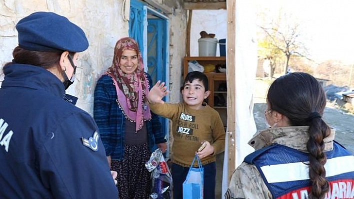 Jandarma Ekipleri Özel Çocukları Unutmadı