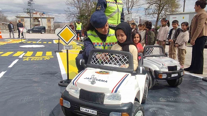 Jandarma ekiplerinden öğrencilere trafik güvenliği eğitimi