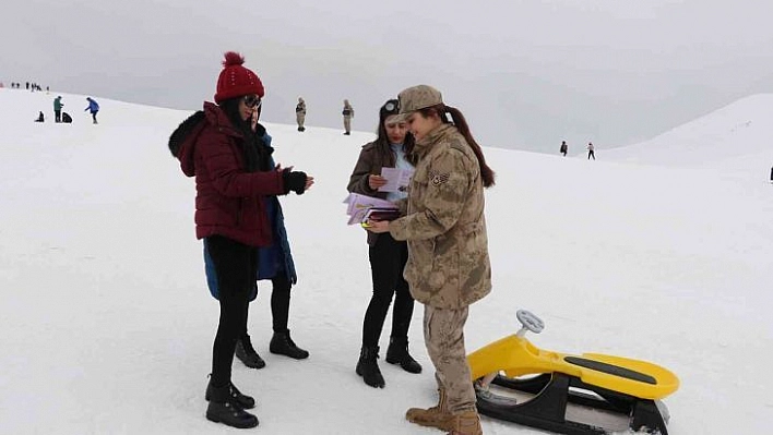 Jandarma, kayak merkezinde KADES'i tanıttı