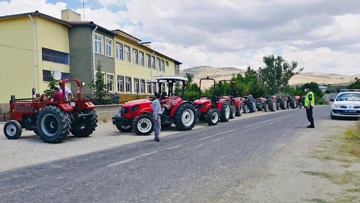 Jandarma traktör sürücülerini bilgilendirdi