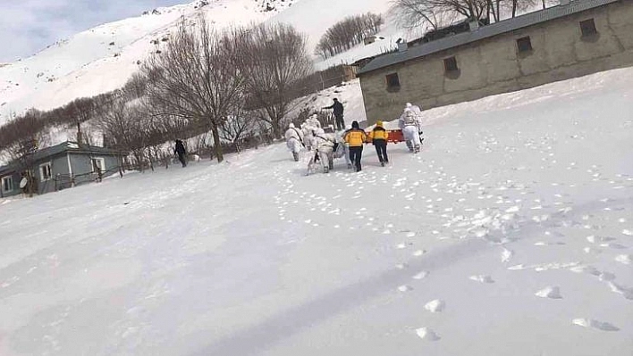 Jandarma ve sağlık ekipleri ayağı kırılan vatandaş için seferber oldu