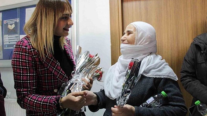 Kadınlar Günü'nde depremzedeler unutulmadı