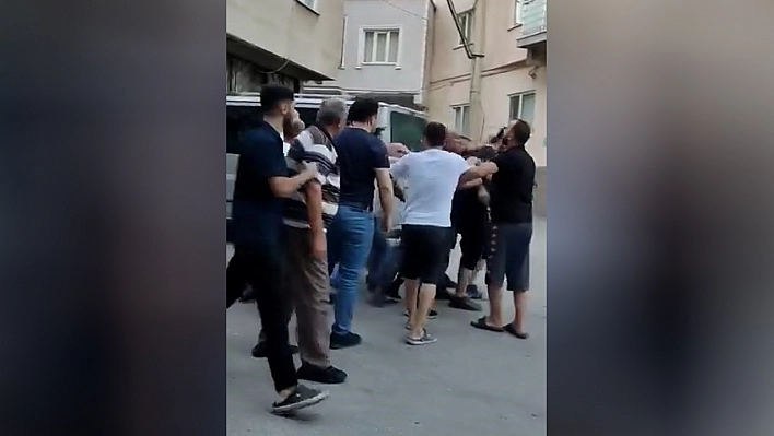 Kalabalığa rağmen tekme tokat dövdüler