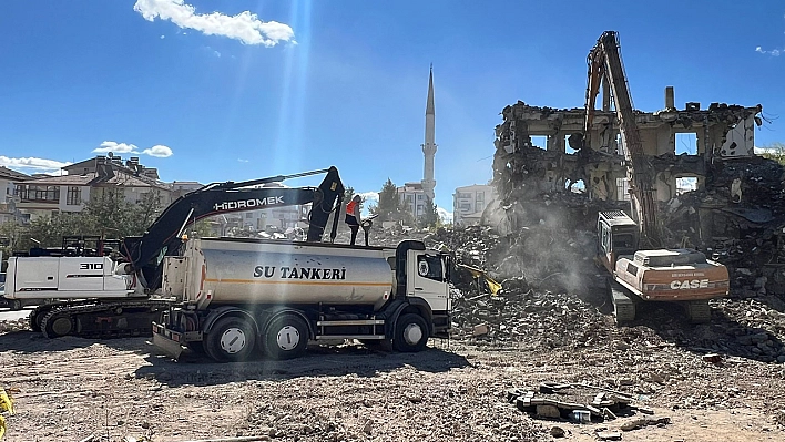 Kale depreminin ardından Elazığ'da yıkımlar hızlandı