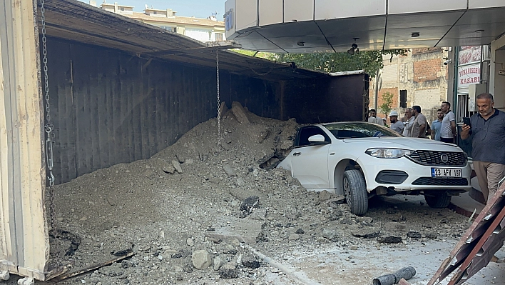 Kamyon otomobilin üzerine devrildi: Elazığ'da korkutan kaza