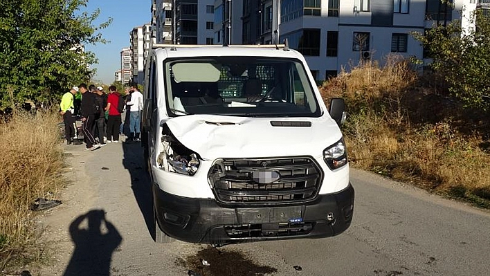 Kamyonet ile elektrikli bisiklet çarpıştı: 2 yaralı