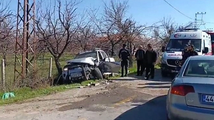 Kamyonet ile Otomobil Çarpıştı: 3 Yaralı