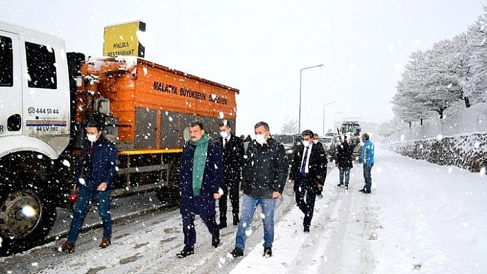 Kar küreme çalışmalarını çalışmalarını yerinde inceledi