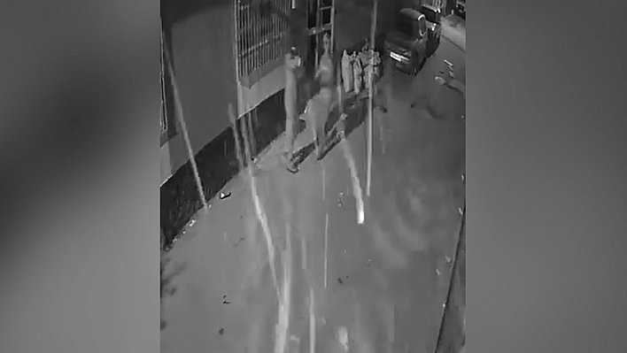 Kar maskeli şüpheliler eve ateş açıp o anları kaydetti
