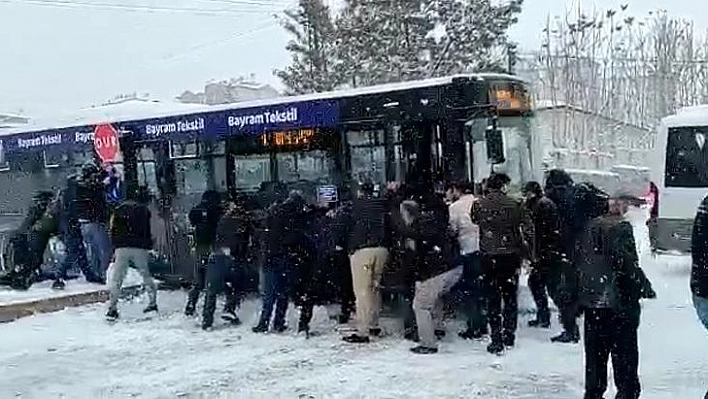 Kar Nedeniyle Yollar Buz Pistine Döndü, Araç Sürücüleri Zor Anlar Yaşadı