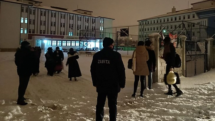 Kar nedeniyle yollar kapandı, yolcular Elazığ'da misafir edildi