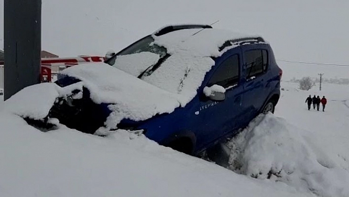 Kar yağışı ve buzlanma kazayı beraberinde getirdi, o anlar kameraya yansıdı