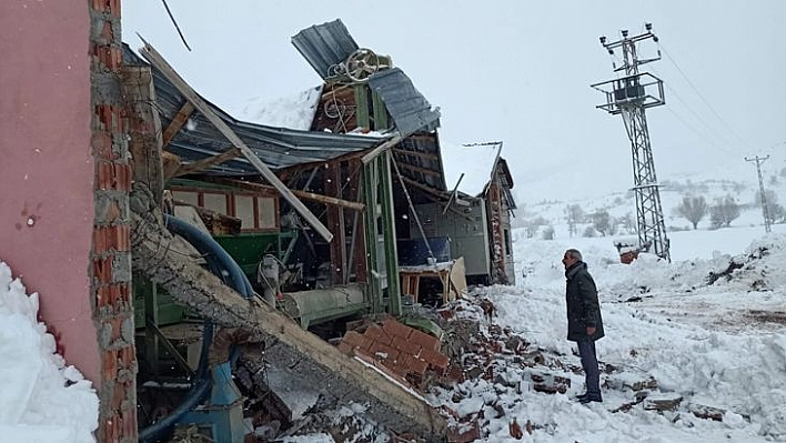 Kar Yağışına Dayanamayan Un Değirmeni Çöktü