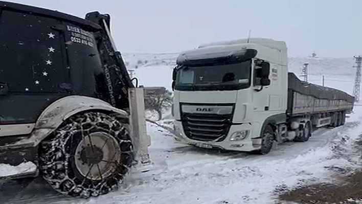 Kar yağışından dolayı yolda kalan tır ekipler tarafından kurtarıldı