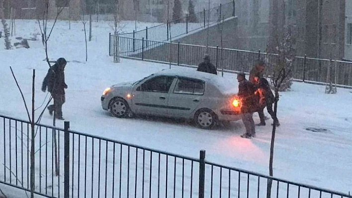 Kar Yağışının Etkili Olduğu Elazığ'da Sürücüler Zor Anlar Yaşadı