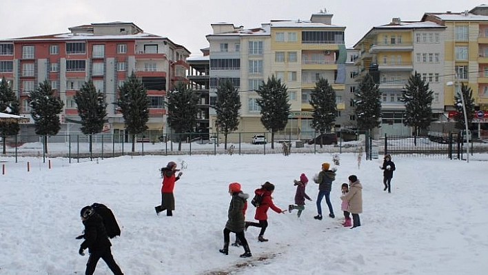 Kar yağışının keyfini çocuklar çıkarıyor