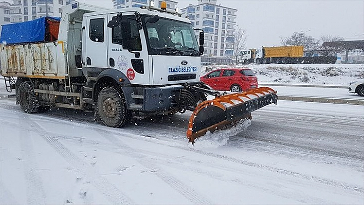 Kar Yağışıyla Birlikte Belediye Ekipleri Çalışmalarına Başladı