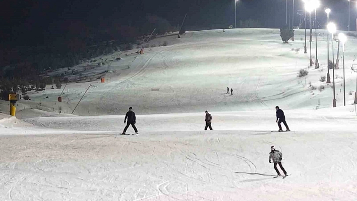 Karanlıkta beyaz yolculuk: Yıldız Dağı Kayak Merkezi'nde gece kayağı keyfi