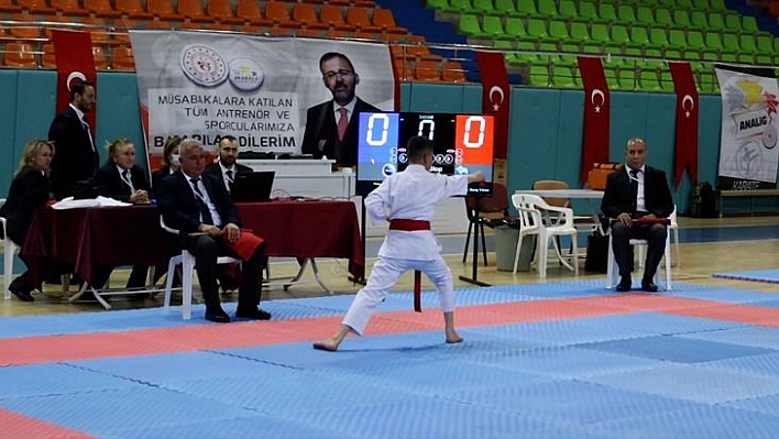 Karate grup müsabakaları başladı