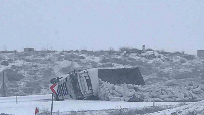 Karlı yolda devrilen tır, yolu trafiğe kapattı