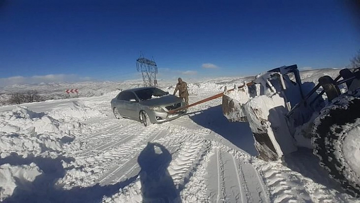 Karlı yollarda kalanların imdadına Jandarma ekipleri yetişiyor