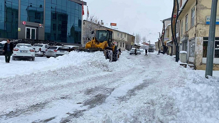 Karlıova Belediyesinden kar mesaisi