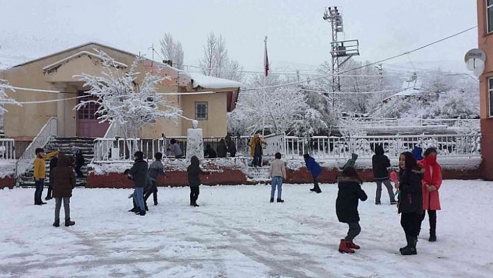 Karlıova beyaza büründü, karın tadını çocuklar çıkardı