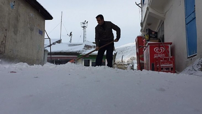 Karlıova'da bahar havası yerini kar yağışına bıraktı