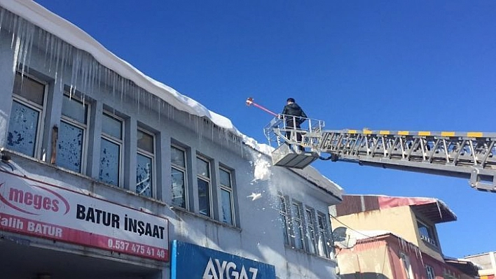 Karlıova'da buz sarkıtları, itfaiye ekibi tarafından temizleniyor