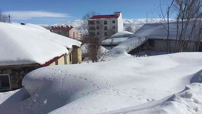 Karlıova'da evler kar altında