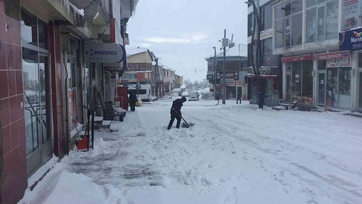 Karlıova'da kar yağışı