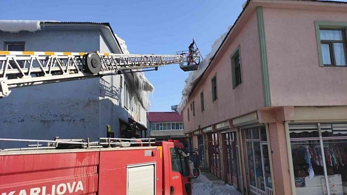 Karlıova'da tehlike oluşturan buz sarkıtları temizleniyor