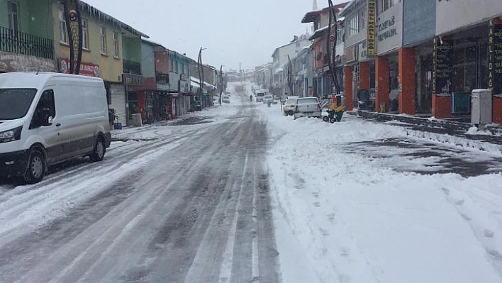 Karlıova'da tipi etkili oldu, hayat durma noktasına geldi