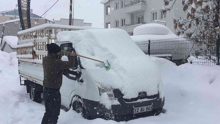 Karlıova'da vatandaşın kar sitemi: 'Sabah kalkıyoruz kar, ertesi gün yine kar'