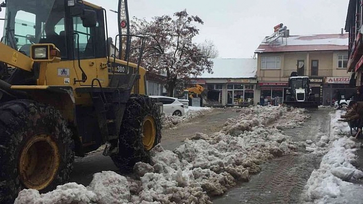 Karlıova'da yağan kar, kamyonlarla ilçe dışına taşınıyor