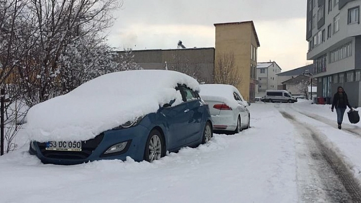 Karlıova güne yine karla uyandı, kar kamyonlarla taşınmaya başladı