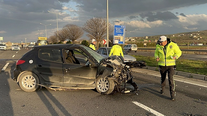 Karşı şeride geçen hafif ticari araç, otomobille çarpıştı: 3 yaralı