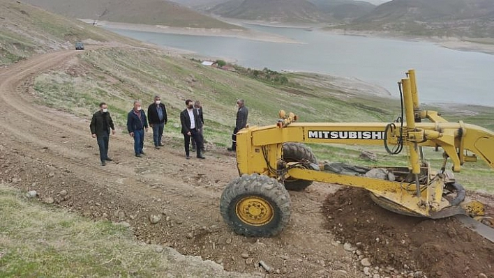 Kaymakamın haberi oldu, tekne ile gidilebilen mezraya yol açılmaya başlandı