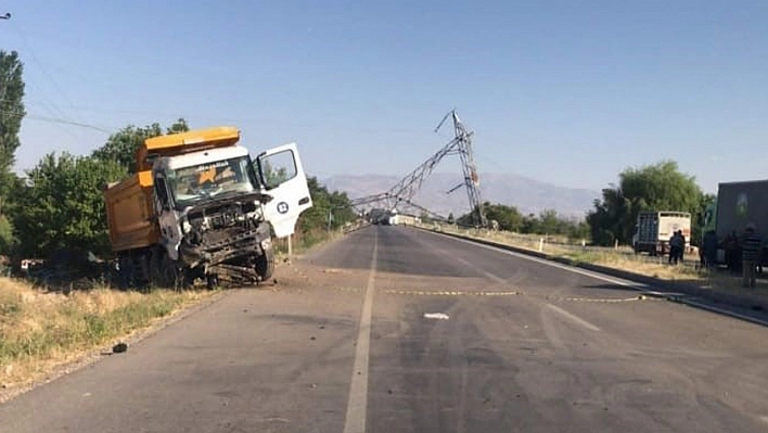 Kaza Sonrası Yola Devrilen Yüksek Gerilim Hattı Direği Trafiği Kilitledi