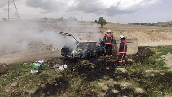 Kaza yapan otomobil yanarak küle döndü