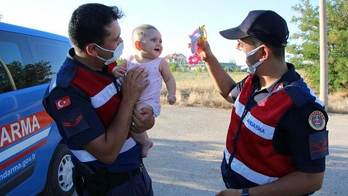 Kazada annesi yaralanan minik Zeynep için jandarma ekipleri seferber oldu