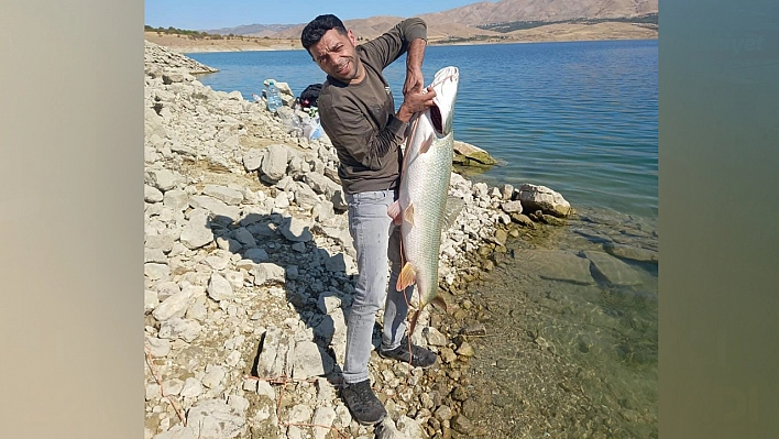 Keban'da amatör balıkçı 22 kiloluk turna yakaladı