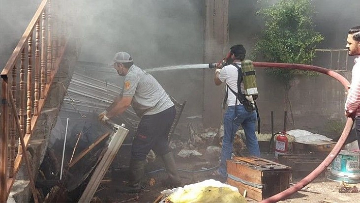 Keban'da ev yangını: 2 kişi dumandan etkilendi