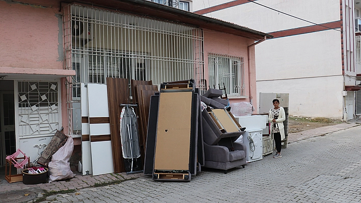 Kış Günü Eşyaları İle Sokağa Atıldı